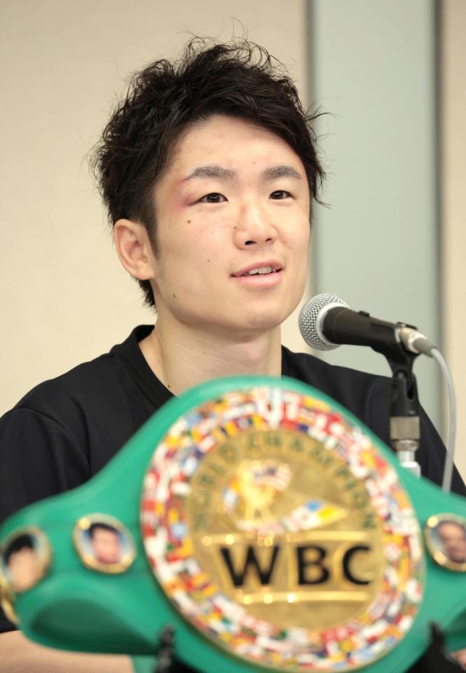 　激闘から一夜明け会見する寺地拳四朗（撮影・吉澤敬太）