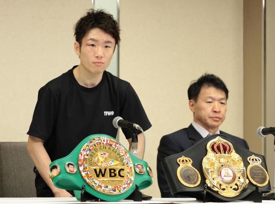 　２本のベルトを前にし会見する寺地拳四朗（左）と父の寺地永会長（撮影・吉澤敬太）