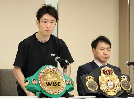 　２本のベルトを前にし会見する寺地拳四朗（左）と父の永会長