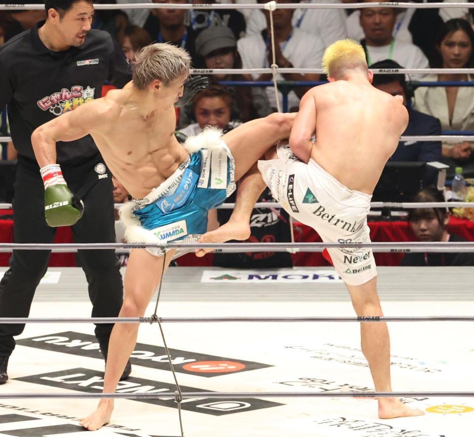 　宇佐美正パトリック（右）にキックを放つ安保瑠輝也