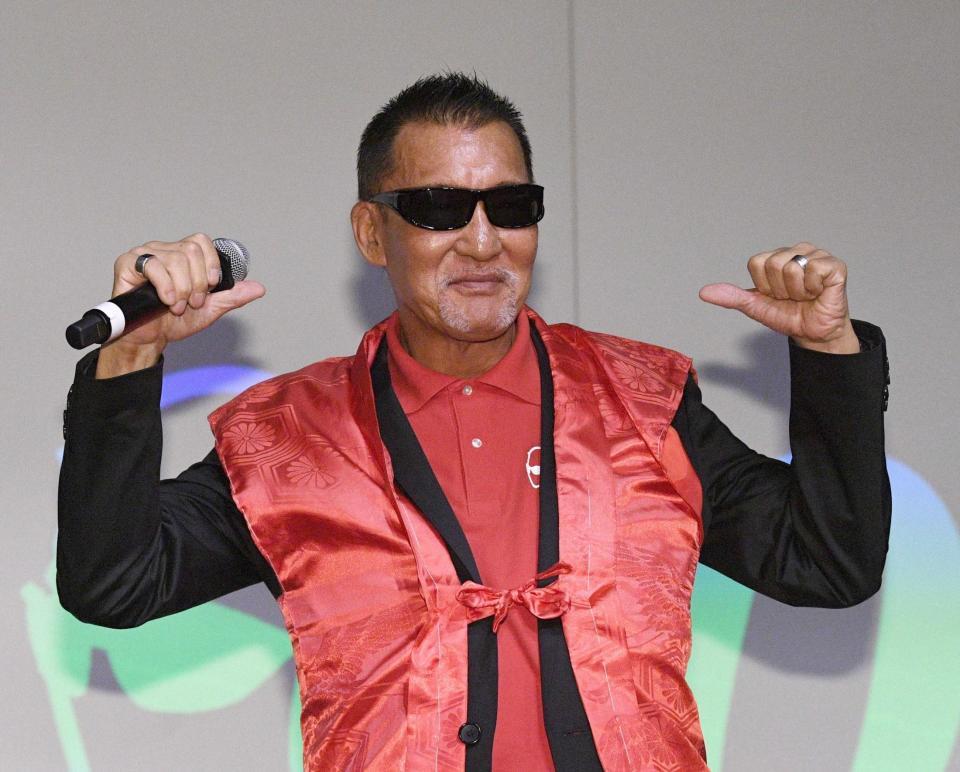 　還暦祝いのパーティーでポーズを決める蝶野正洋（撮影・佐々木彰尚）