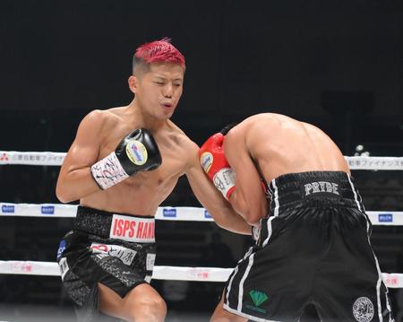 　１回、重岡優大がパンヤ・プラダブシー（右）にパンチを出す（撮影・伊藤笙子）