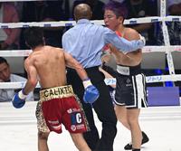 　８回、レフェリーに止められ敗れる花田颯（撮影・金田祐二）