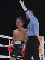 　８回、レフェリーストップで初の敗北を喫した花田颯（左）＝撮影・伊藤笙子