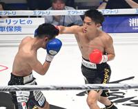 　２回、吉田京太郎に右ストレートを放つ政所椋（撮影・金田祐二）