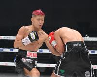 　１回、重岡優大がパンヤ・プラダブシー（右）にパンチを出す（撮影・伊藤笙子）