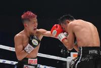 　７回、重岡優大がパンヤ・プラダブシー（右）にパンチを出す（撮影・伊藤笙子）