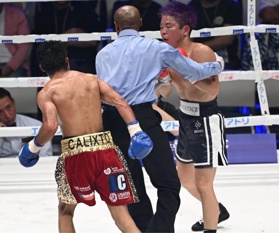 　８回、レフェリーに止められ敗れる花田颯（撮影・金田祐二）