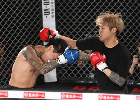 　延長戦、久保田覚（左）にパンチを出すやまかわしょうた（撮影・堀内翔）