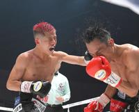 　１２回、重岡優大の拳がパンヤ・プラダブシー（右）を捉える