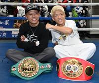 　一夜明け、ベルトを前に兄弟で笑顔の重岡優大（左）と重岡銀次朗（撮影・金田祐二）