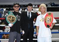 　一夜明け、亀田興毅ファウンダー（中）から祝福される重岡優大（左）と重岡銀次朗（撮影・金田祐二）