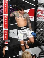 　延長戦の末、判定で敗れてリングを後にする久保田覚（撮影・堀内翔）