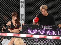 　延長戦の末、判定勝利を挙げたやまかわしょうた（撮影・堀内翔）