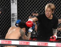 　延長戦、久保田覚（左）にパンチを出すやまかわしょうた（撮影・堀内翔）