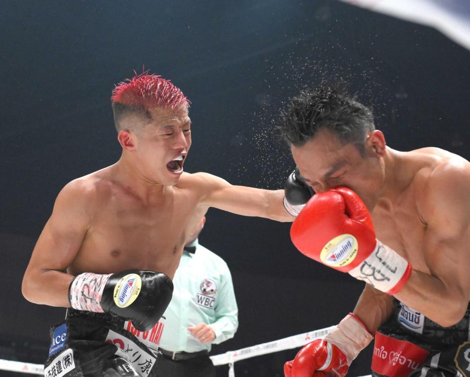 　１２回、重岡優大の拳がパンヤ・プラダブシー（右）を捉える