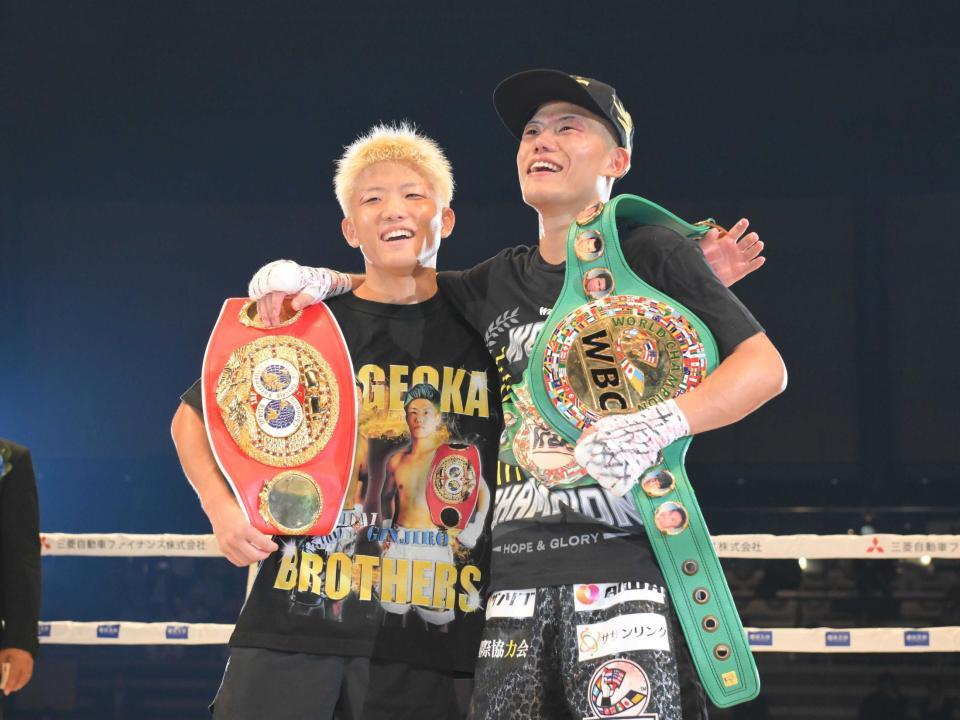 　ベルトを肩にかけて弟の銀次朗（左）と記念撮影をする重岡優大（撮影・伊藤笙子）