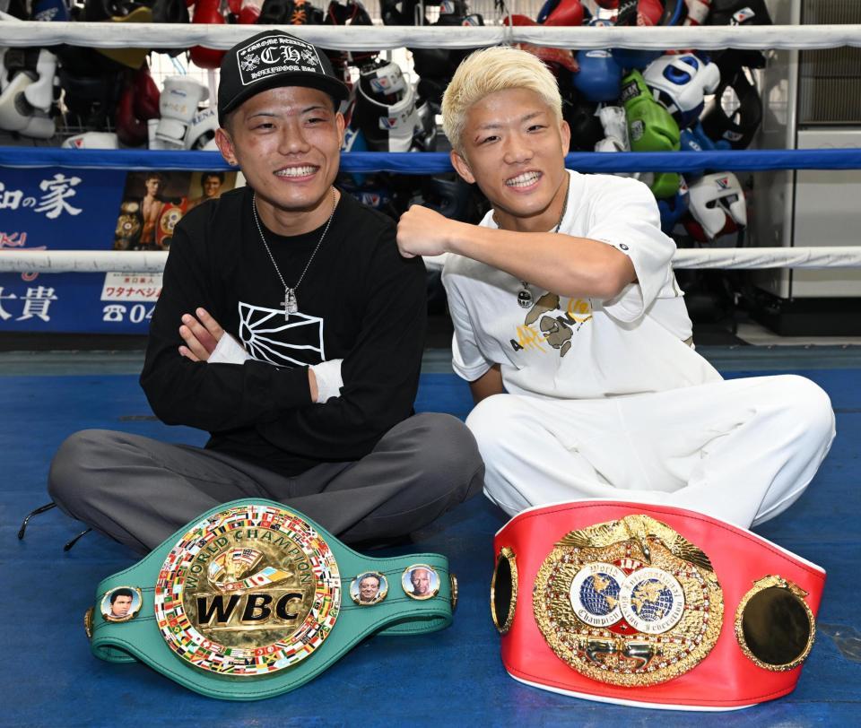 　一夜明け、ベルトを前に兄弟で笑顔の重岡優大（左）と重岡銀次朗（撮影・金田祐二）