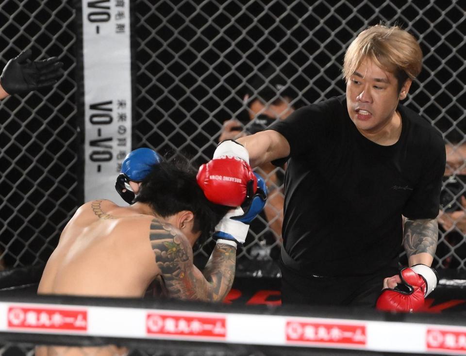 　延長戦、久保田覚（左）にパンチを出すやまかわしょうた（撮影・堀内翔）