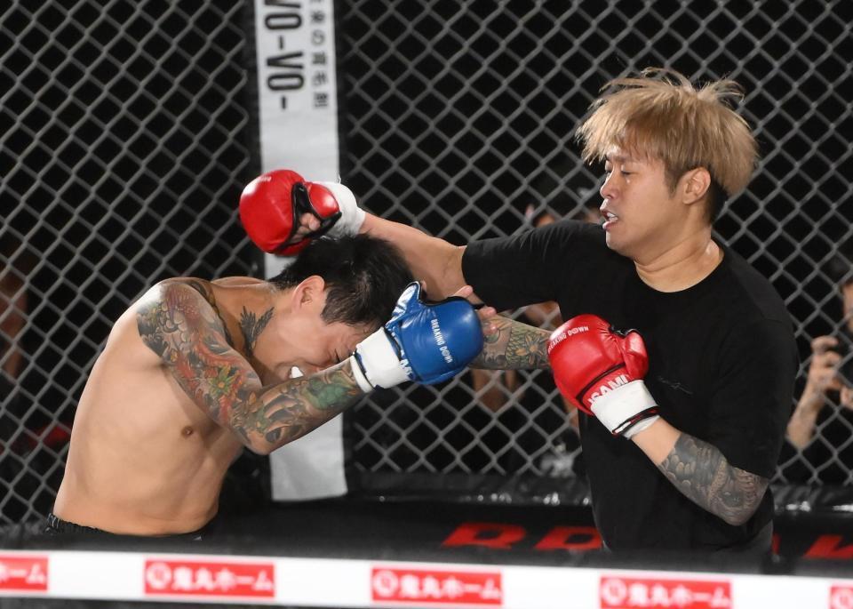 　延長戦、久保田覚（左）にパンチを出すやまかわしょうた（撮影・堀内翔）