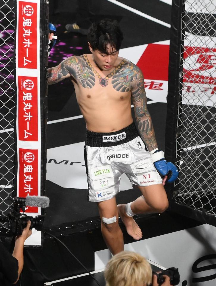 　延長戦の末、判定で敗れてリングを後にする久保田覚（撮影・堀内翔）
