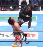 　防衛した高橋ヒロム（左）にキックを見舞う、乱入した石森太二