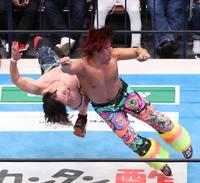 　ＹＯＨ（左）に強烈なラリアットを叩き込む高橋ヒロム