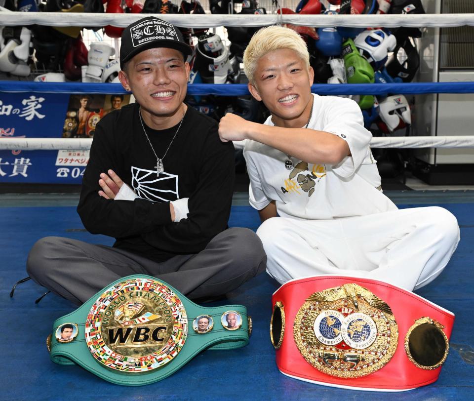 　一夜明け、ベルトを前に兄弟で笑顔の重岡優大（左）と銀次朗（撮影・金田祐二）