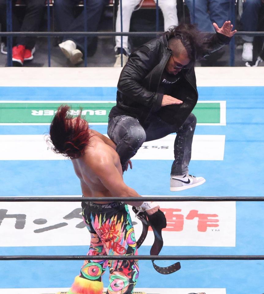 　防衛した高橋ヒロム（左）にキックを見舞う、乱入した石森太二