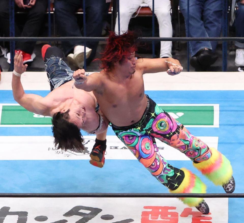 　ＹＯＨ（左）に強烈なラリアットを叩き込む高橋ヒロム