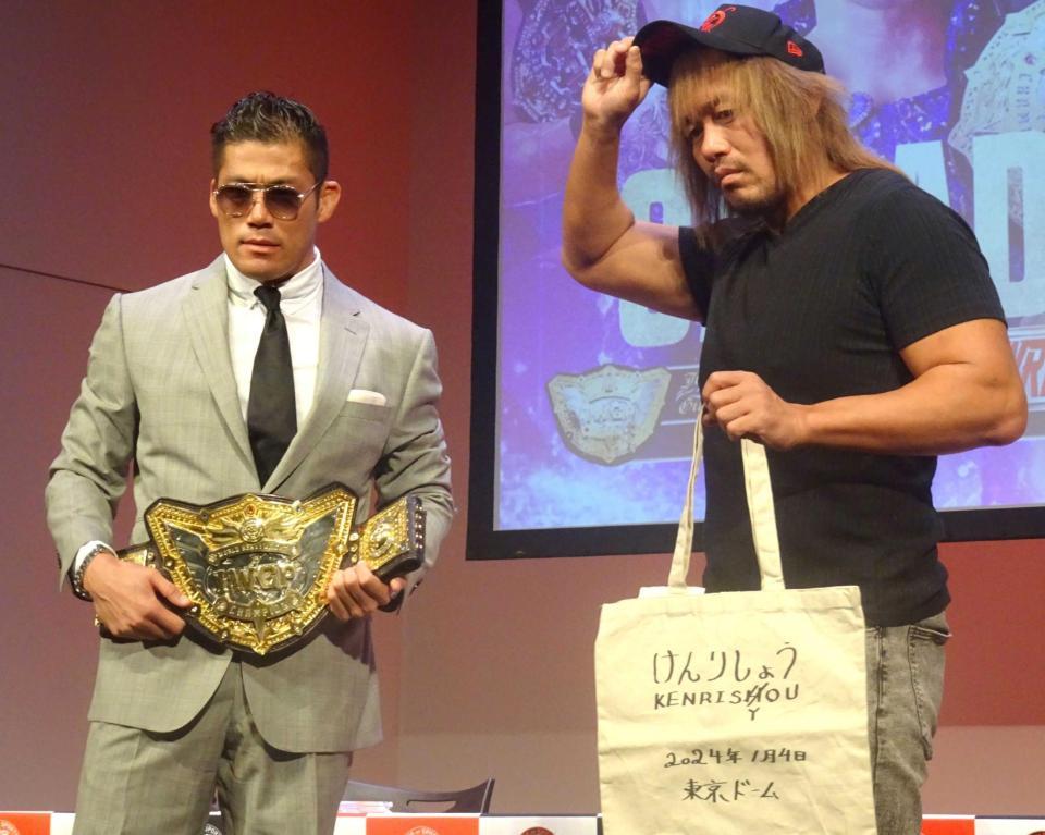 　来年１月４日「ＷＲＥＳＴＬＥ　ＫＩＮＧＤＯＭ１８　ｉｎ東京ドーム」で対戦するＳＡＮＡＤＡ（左）と内藤哲也