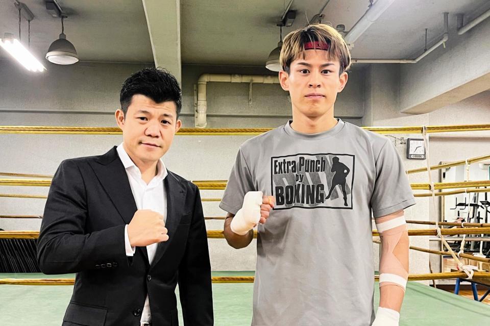 　スパーリングを公開した力石政法（右）。左は亀田興毅ファウンダー（亀田プロモーション提供）