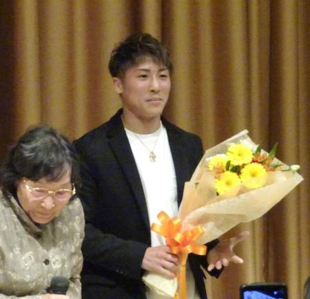 　大橋会長の母・ヒサ子さんから花束を受け取る井上尚弥