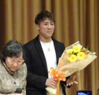 　大橋会長の母・ヒサ子さんから花束を受け取る井上尚弥