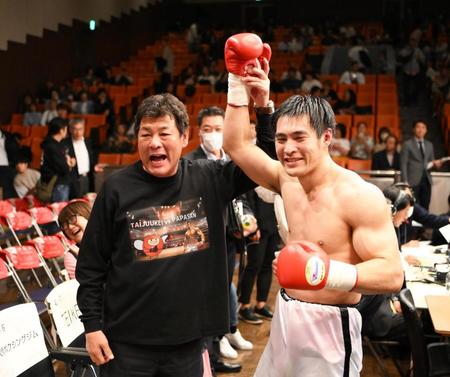 　勝利して父の英和さん（左）と喜ぶ赤井英五郎。後方左は母の佳子さん（撮影・堀内翔）