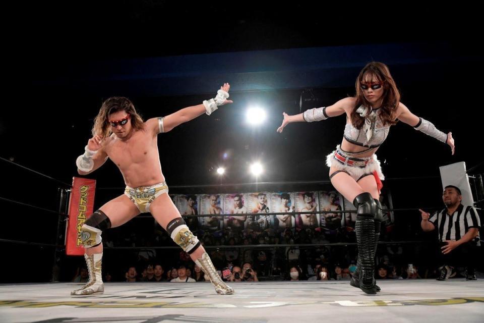 　引退試合前、最後のシングルマッチでダンスした赤井沙希（右）