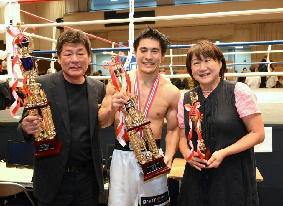 　トロフィーを手に父・英和（左）、母・佳子さん（右）と記念撮影をする赤井英五郎（撮影・堀内翔）