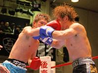 　日本タイトル戦で、６回、石田順裕から右ストレートを浴びる川崎タツキ（右）＝０８年