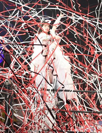 　紙テープが舞う中、ポーズを決める赤井沙希（撮影・佐々木彰尚）