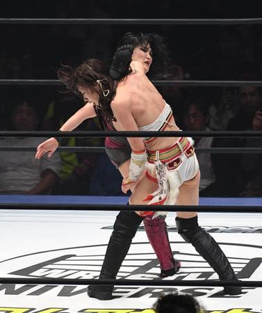 　山下実優（奥）の蹴りを浴びた赤井沙希（撮影・佐々木彰尚）