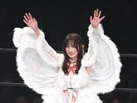 　あいさつをする赤井沙希（撮影・佐々木彰尚）