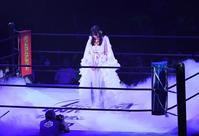 　１０カウントゴングを聞く赤井沙希（撮影・佐々木彰尚）