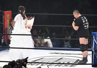 　高木三四郎（右）の言葉を聞く赤井沙希（撮影・佐々木彰尚）