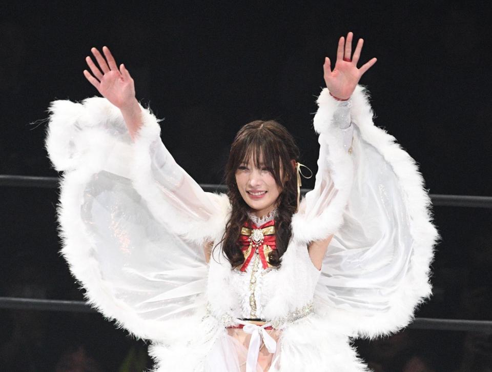 　あいさつをする赤井沙希（撮影・佐々木彰尚）