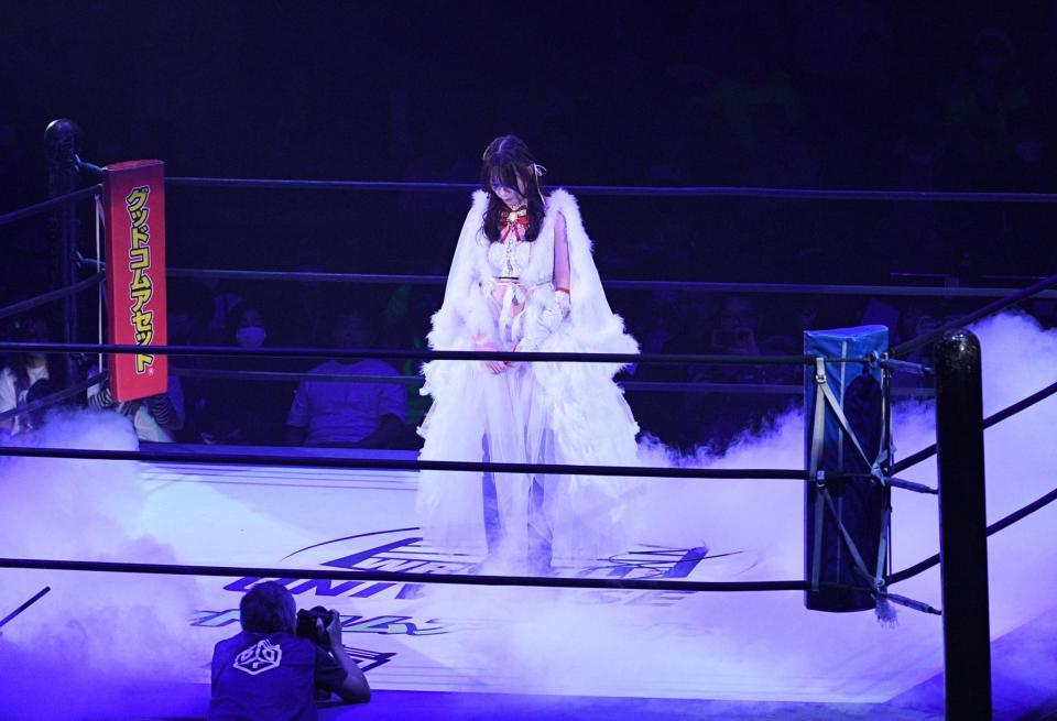 　１０カウントゴングを聞く赤井沙希（撮影・佐々木彰尚）