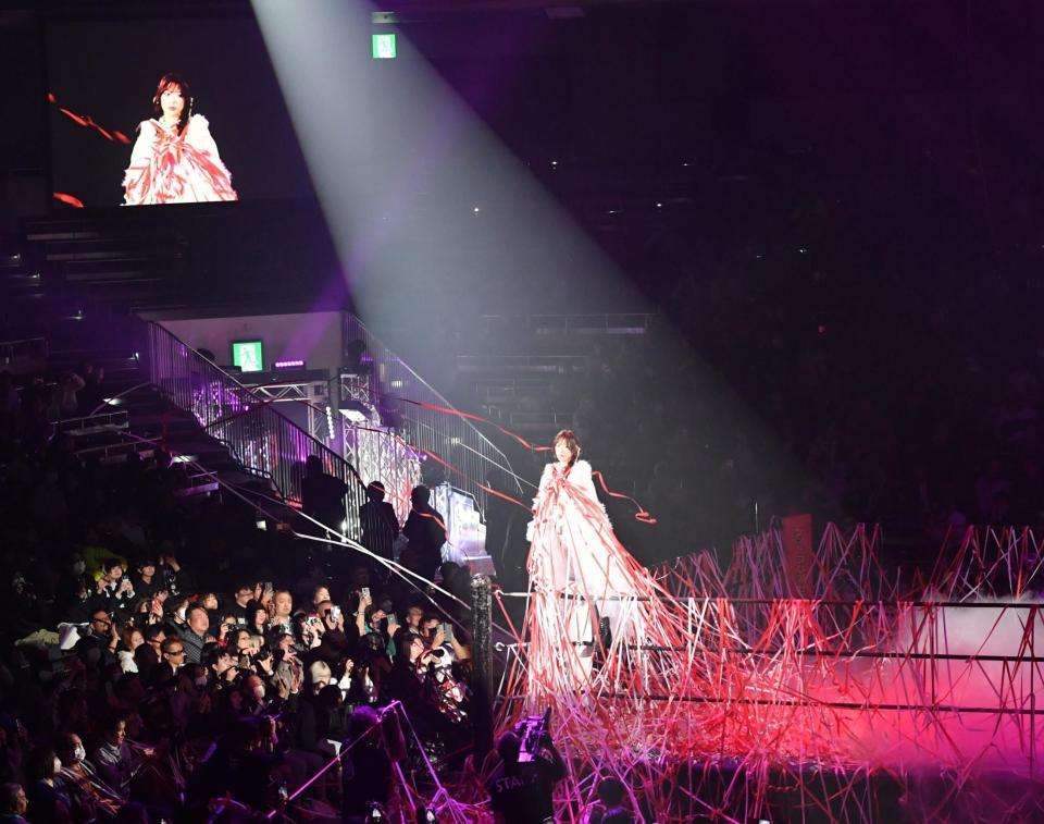 　引退セレモニーをする赤井沙希（撮影・佐々木彰尚）