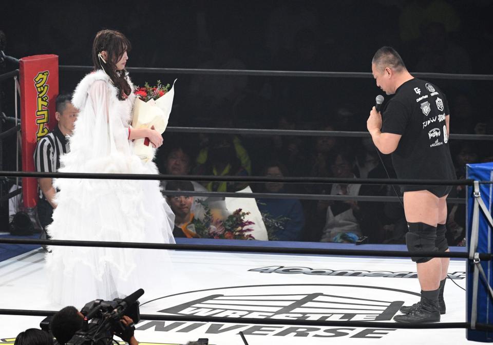 　高木三四郎（右）の言葉を聞く赤井沙希（撮影・佐々木彰尚）