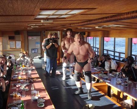 　屋形船で暴れ回る高木三四郎（右）と上野勇希