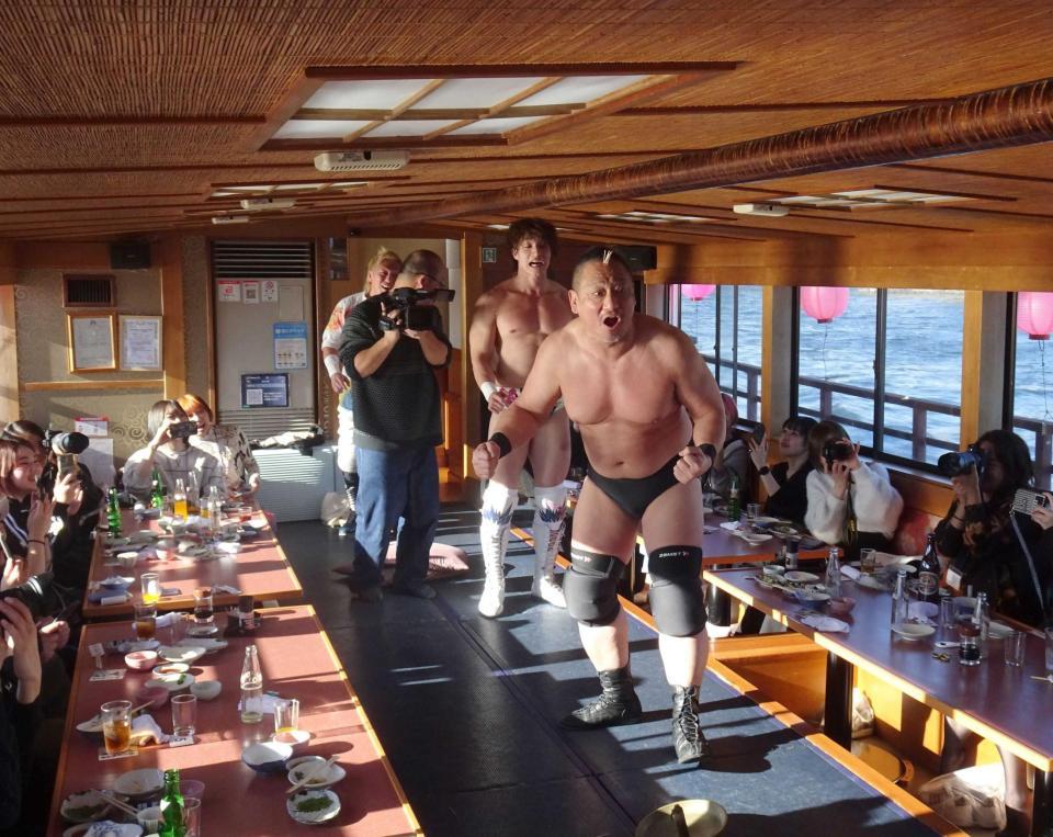 　屋形船で暴れ回る高木三四郎（右）と上野勇希