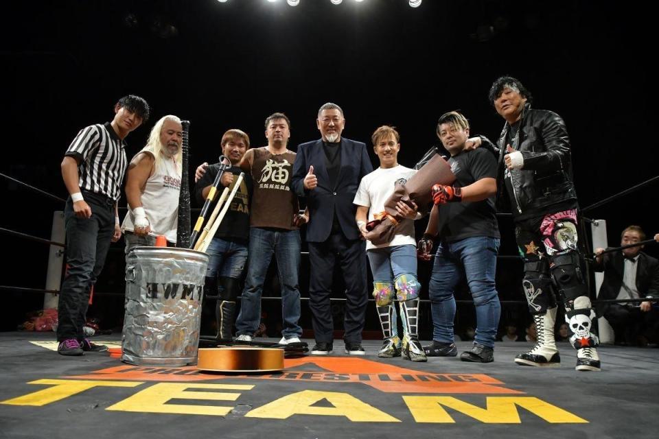 　ＨＡＳＥＧＡＷＡ10周年記念興行を激励した清原和博氏（右から４番目）と大仁田厚（右）